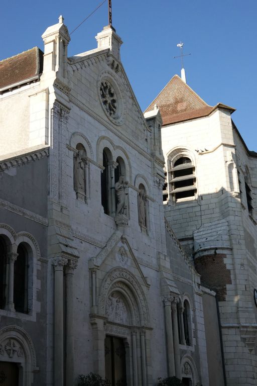 Visite de Sancerre à pied. Ici l'église Notre-Dame
